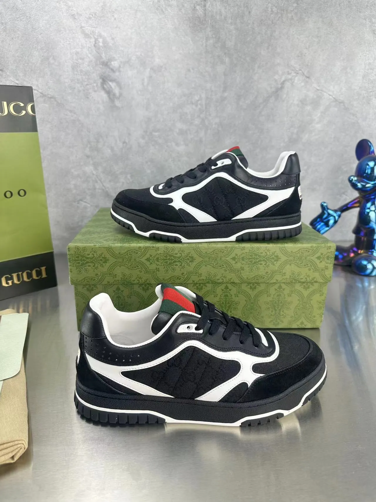 👟👟Ex-factory price 600👟👟 Gucci's latest hot-selling series of high and low-cut distressed couple's sneakers are shipped. The original version is purchased, developed and manufactured. This high-low top sneaker adopts a basketball-style silhouette design, cleverly integrated with hollow panels and distressed effects, showing its unique ingenuity. The ingenuity incorporates brand logo details such as interlocking Double G styling accessories and Gucci lettering, a low-key tribute to the brand's design heritage. Exquisite packaging at the delivery counter 🛍📦 ▪️ Fabric: Original customized imported first-layer cowhide ▪️ Inner lining: Imported first-layer cowhide ▪️ Sole: Original molded TPU sole ▪️ Sole thickness: 3cm ▪️ Size: 35-46 (Male 38 46 customized)